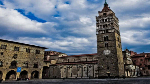 Piazza del Duomo a Pistoia, con il campanile e la Cattedrale di San Zeno